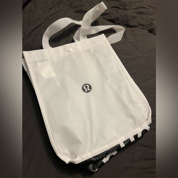 LULEMON LEGGINGS SIZE 8 .came with the bag!!! - Picture 10 of 10